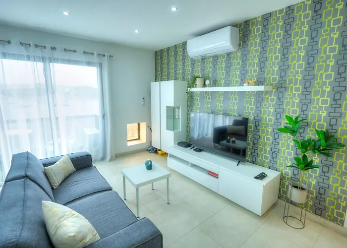 Seafront Bright & Spacious 2 Bedroom, Balcony, Kdeg1-1