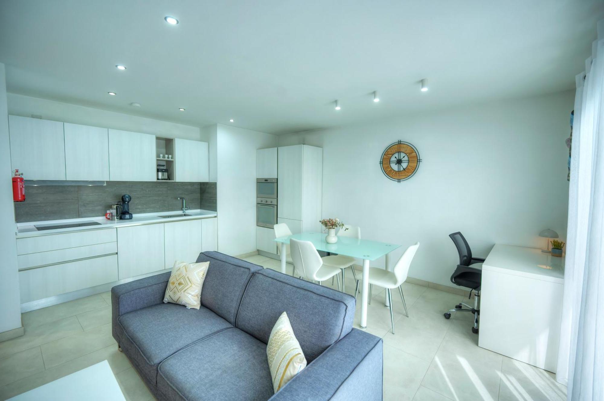 Seafront Bright & Spacious 2 Bedroom, Balcony, Kdeg1-1 Sliema