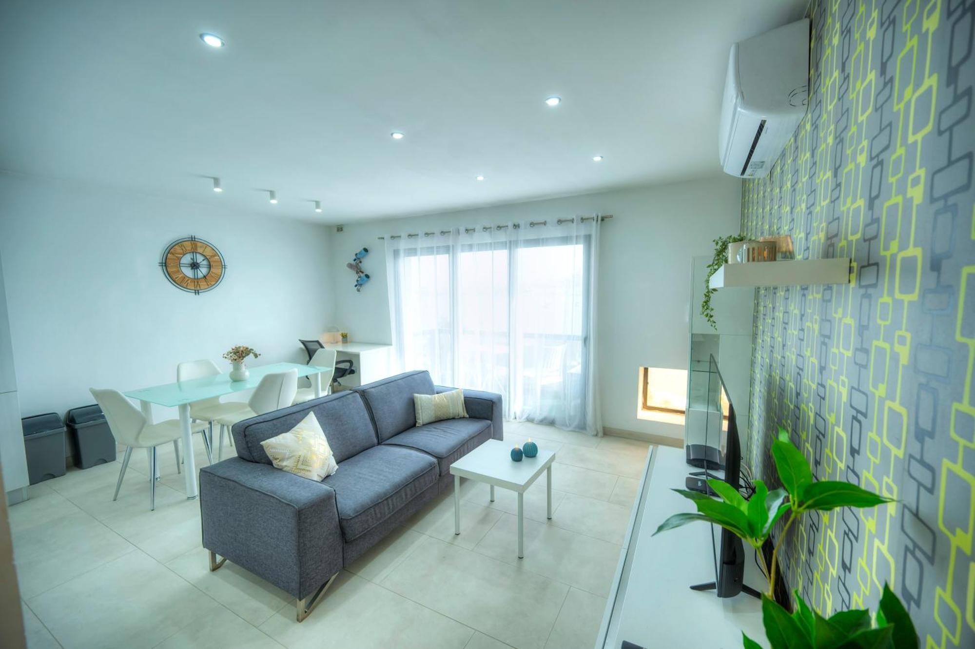 Seafront Bright & Spacious 2 Bedroom, Balcony, Kdeg1-1 Sliema