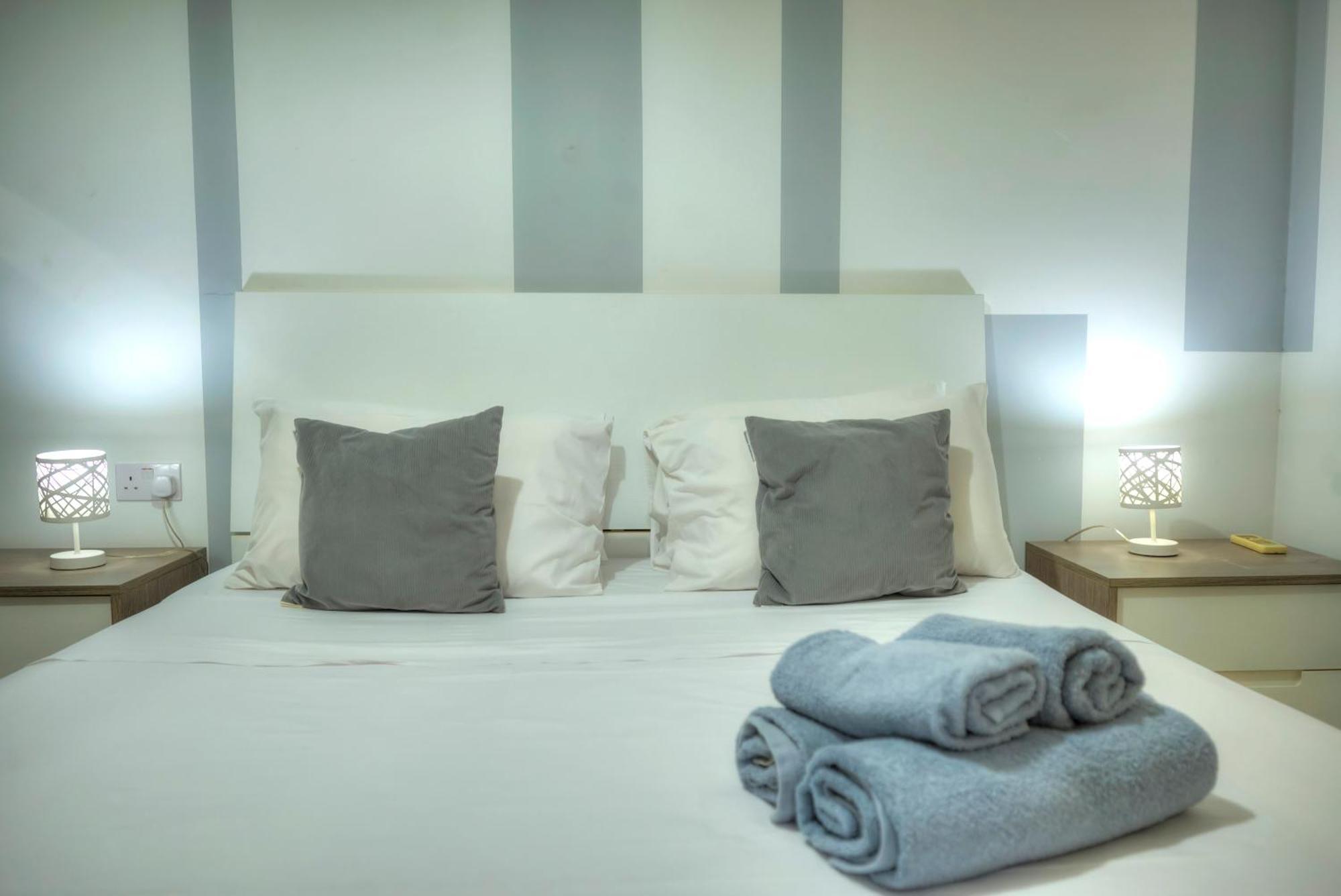 Apartment Seafront Bright & Spacious 2 Bedroom, Balcony, Kdeg1-1