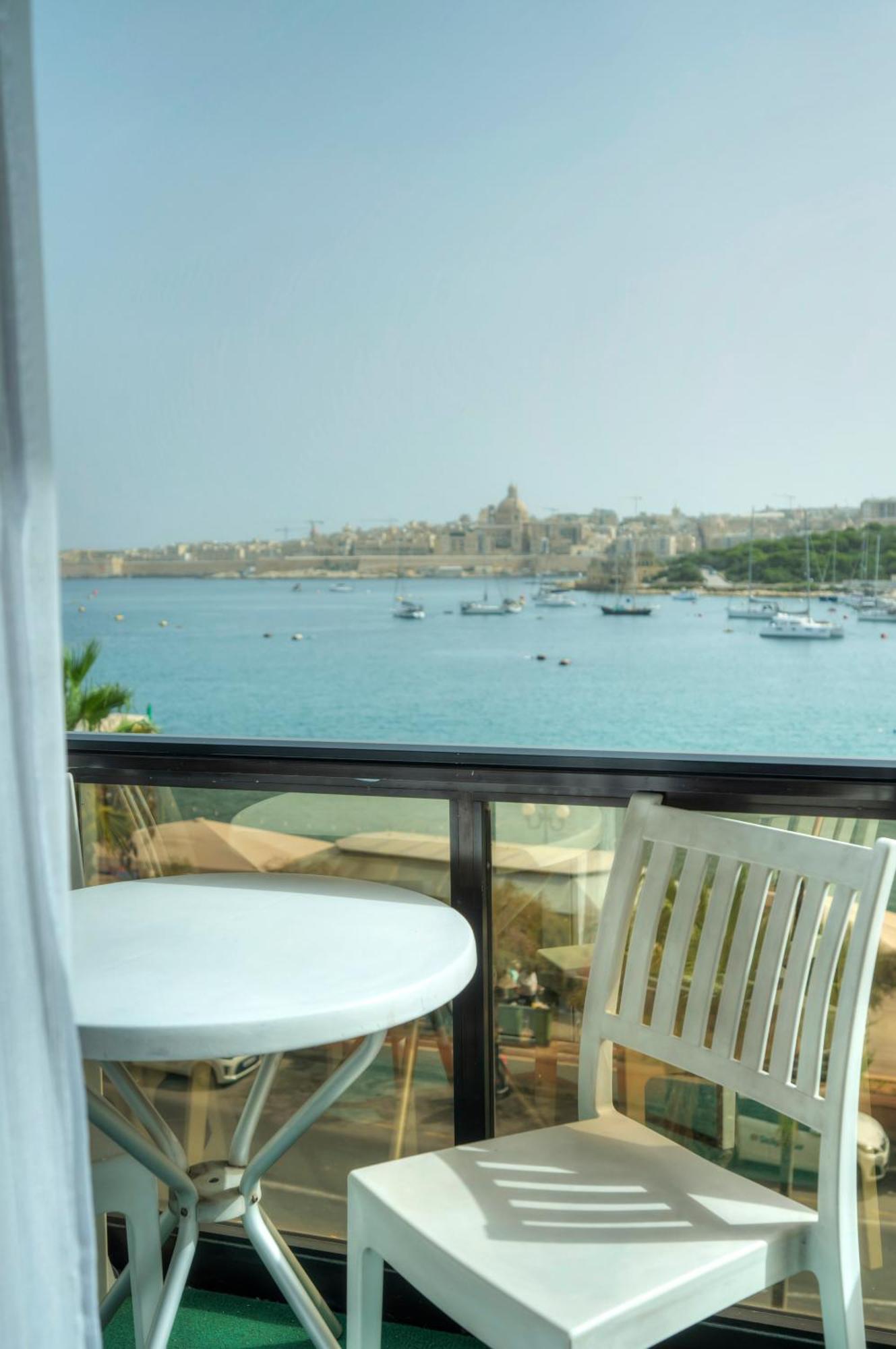 Apartment Seafront Bright & Spacious 2 Bedroom, Balcony, Kdeg1-1 *
