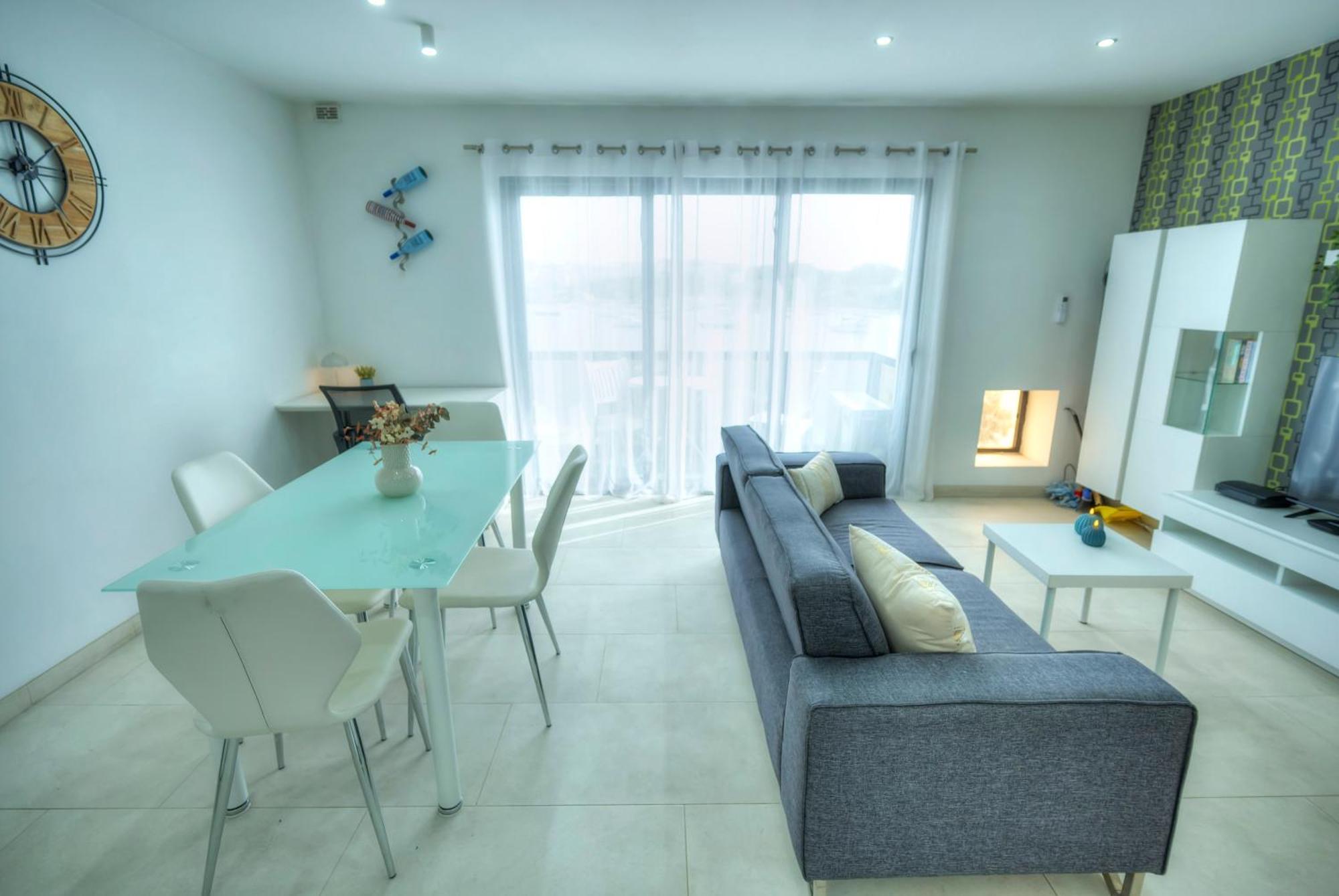 Seafront Bright & Spacious 2 Bedroom, Balcony, Kdeg1-1 * Sliema