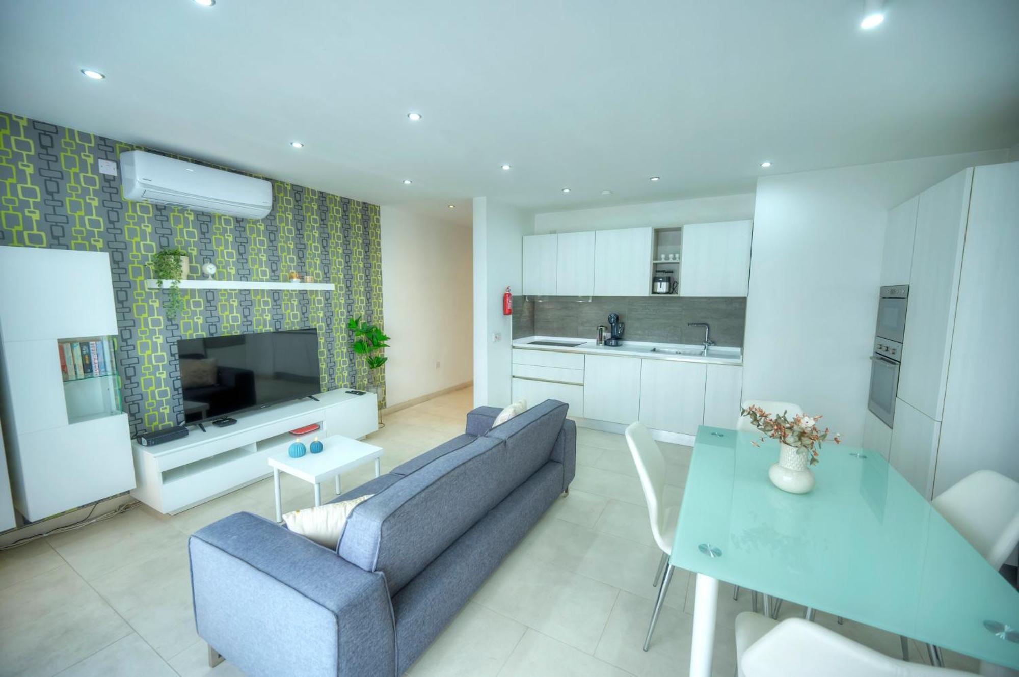 Seafront Bright & Spacious 2 Bedroom, Balcony, Kdeg1-1 Apartment Sliema