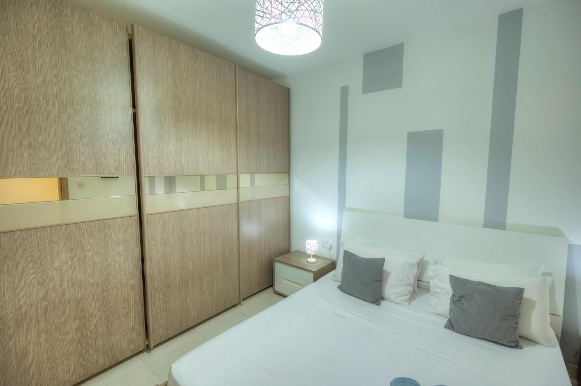 Apartment Seafront Bright & Spacious 2 Bedroom, Balcony, Kdeg1-1
