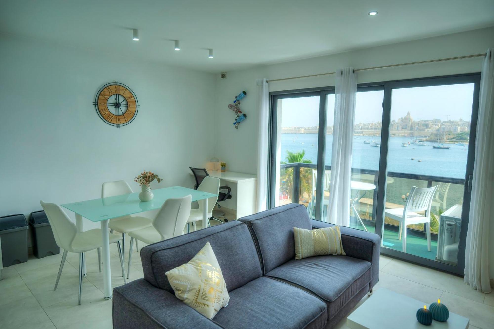 Seafront Bright & Spacious 2 Bedroom, Balcony, Kdeg1-1 *