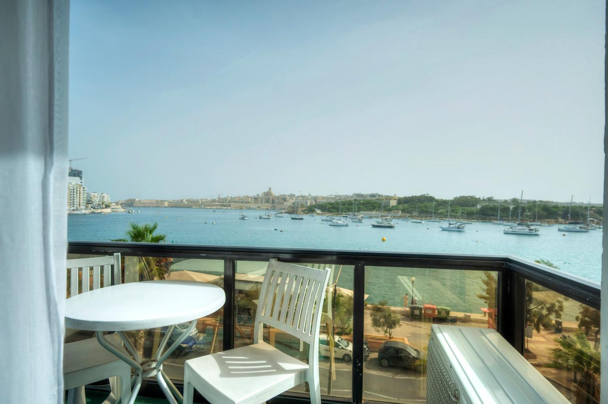 Seafront Bright & Spacious 2 Bedroom, Balcony, Kdeg1-1 Apartment Sliema