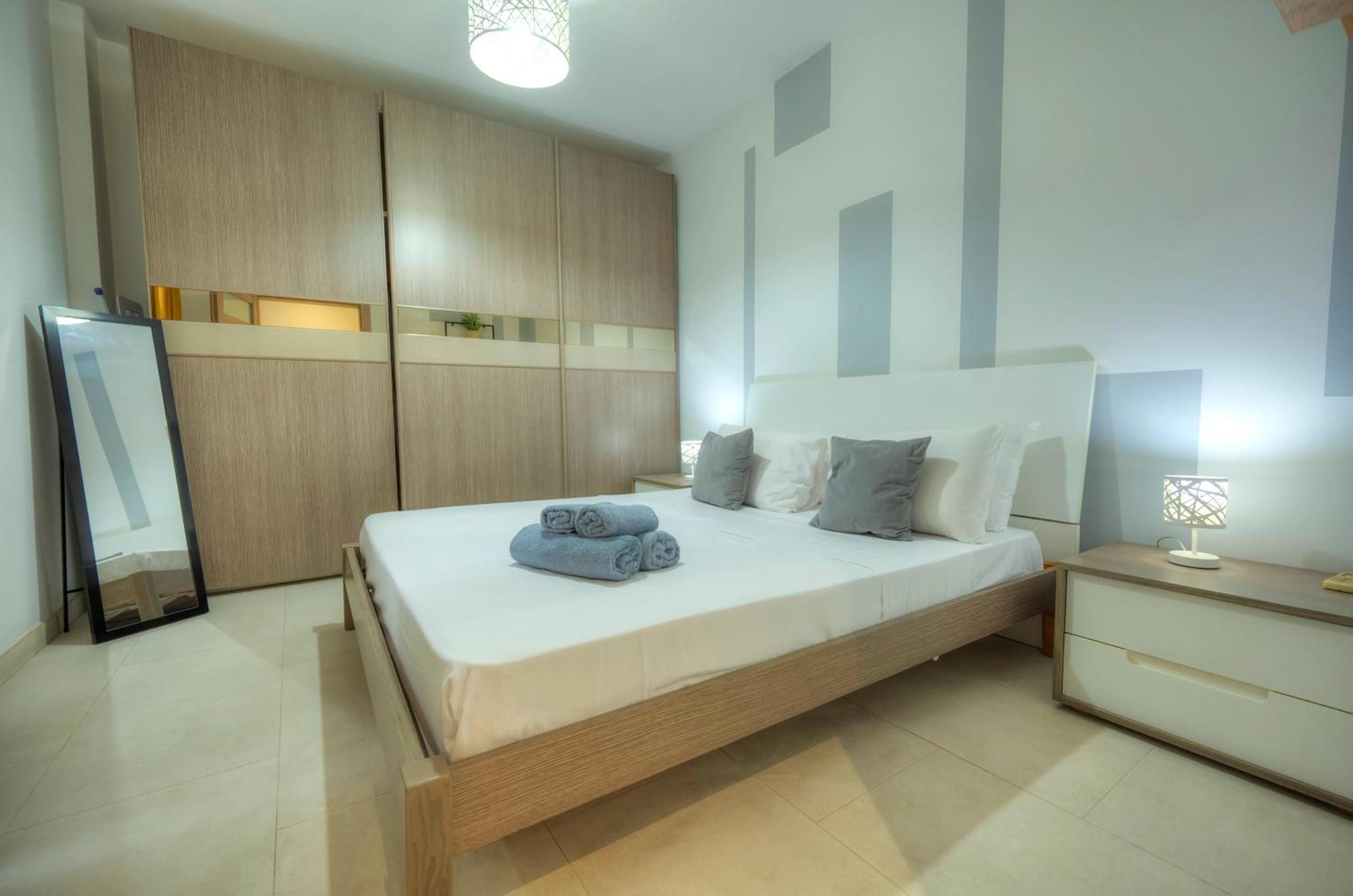 Seafront Bright & Spacious 2 Bedroom, Balcony, Kdeg1-1 * Sliema